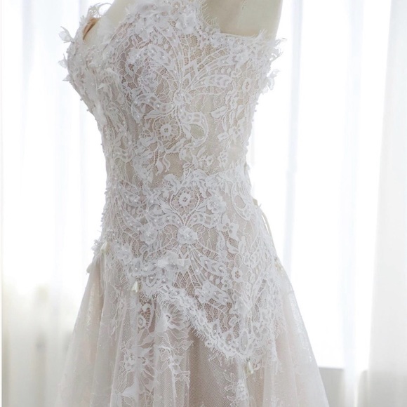 Elegant Lace Wedding Dress - Picture 5 of 7